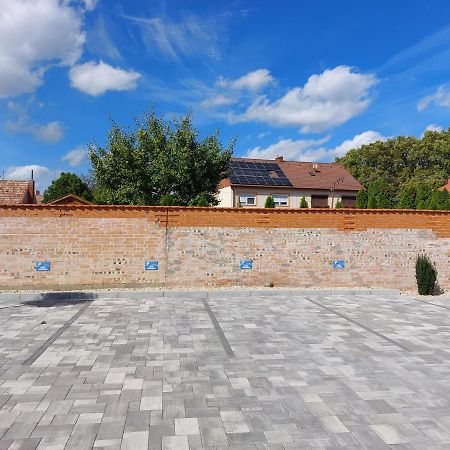 Linden Apartman 104 - Adults Only Mosonmagyarovar Exterior photo